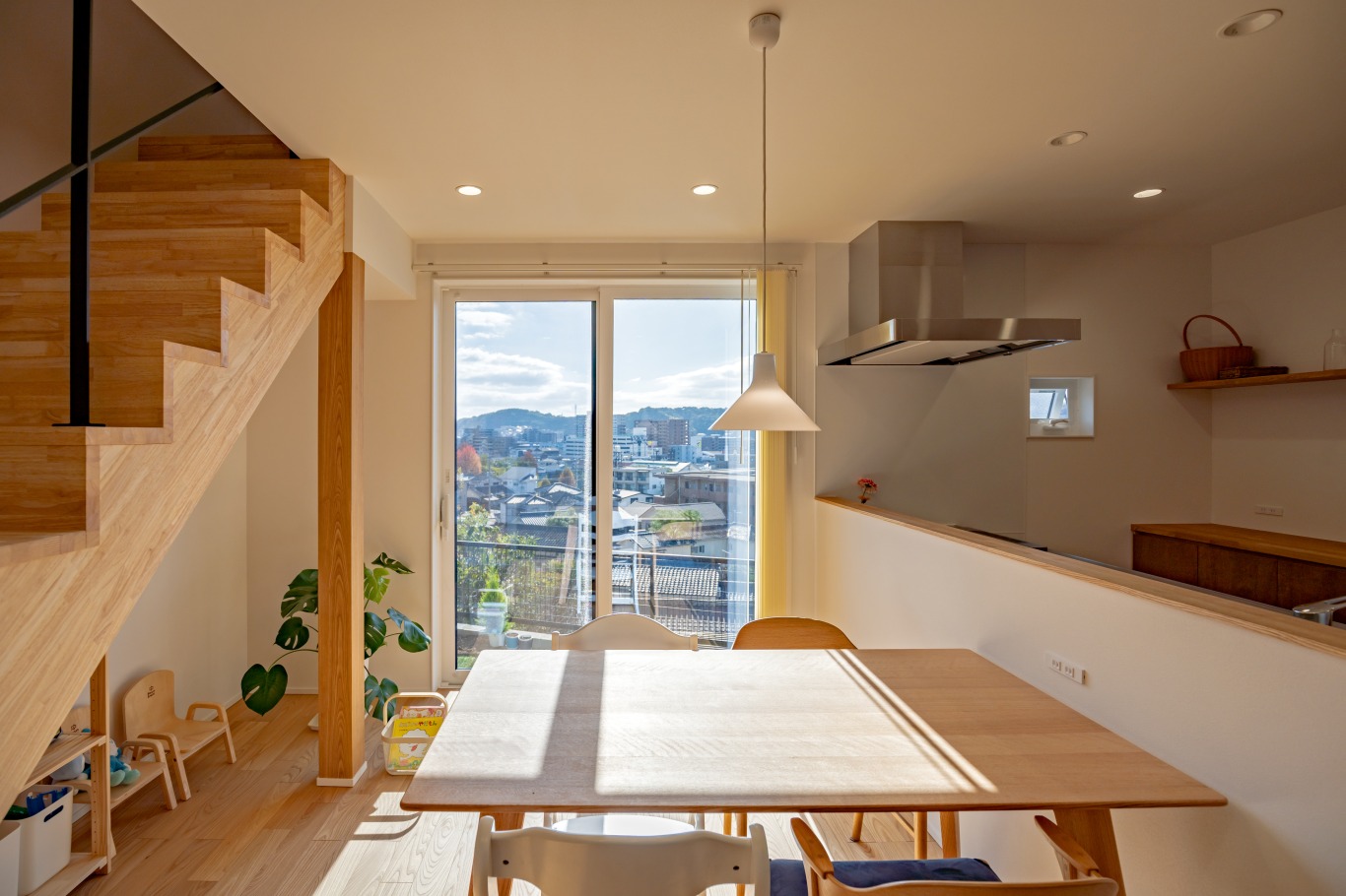 光と木に包まれる家